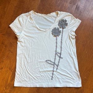 Garnett Hill flower Tee - size Medium